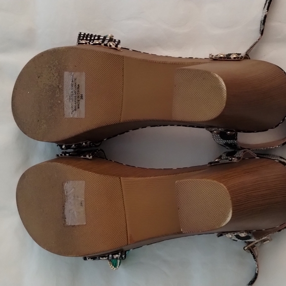 Size 7 Betsey Johnson chunk heel sandal with tassel accents - Picture 6 of 6